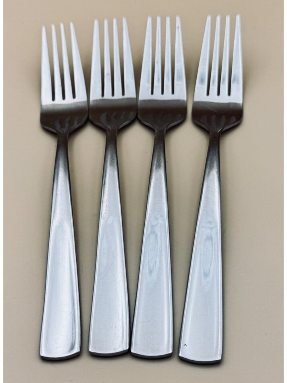 4 Mikasa EVERETT Dinner Forks 18/10 Glossy Stainless Steel